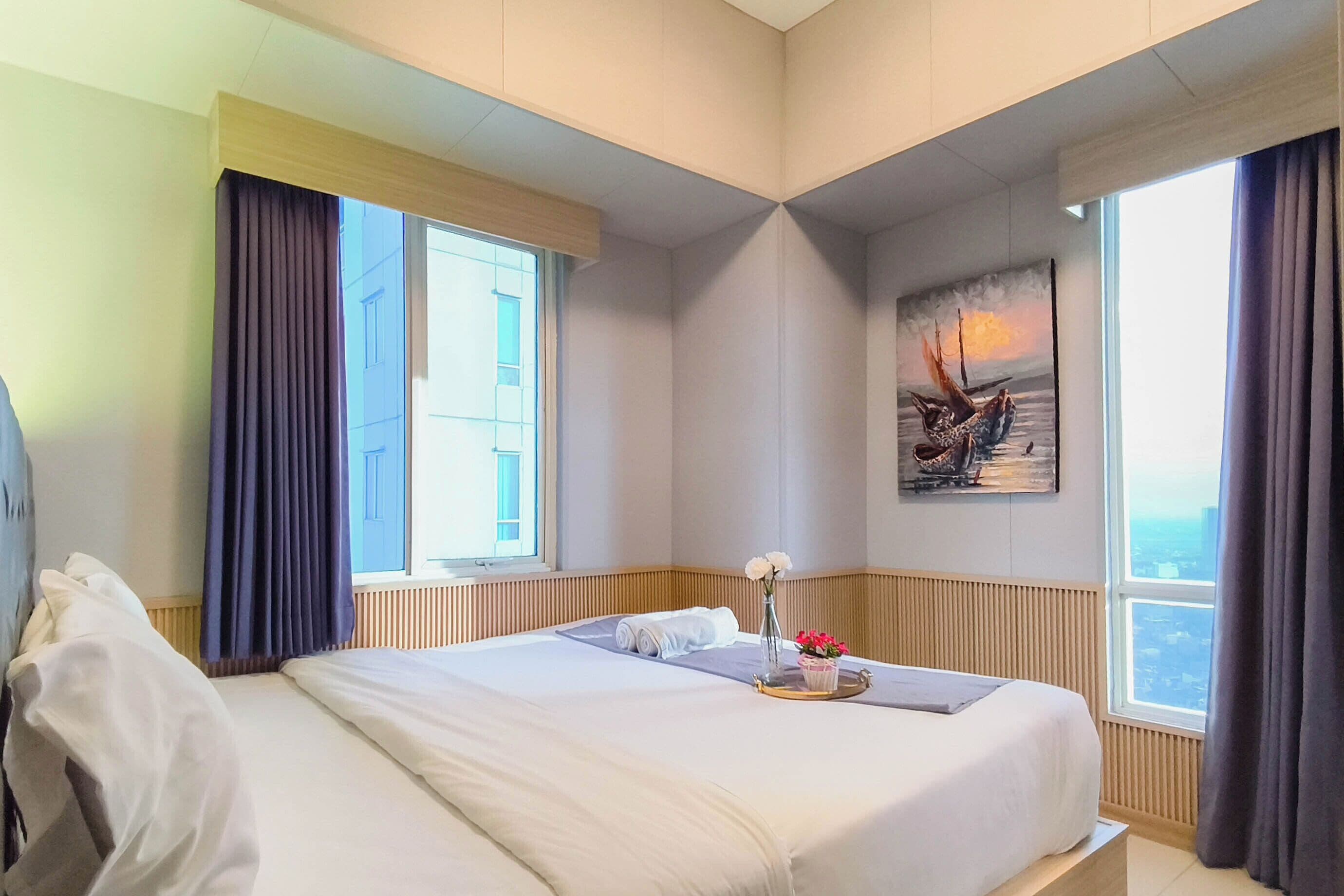 Habitación de hotel con una cama grande, ventana con cortinas, un cuadro en la pared y vistas a la ciudad.