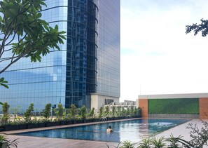 Outdoor pool - Modern Look Studio At Apartment The Vertu (Surabaya)