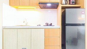Private kitchen - Well Appointed Studio At Apartment Westown View Surabaya (Surabaya)