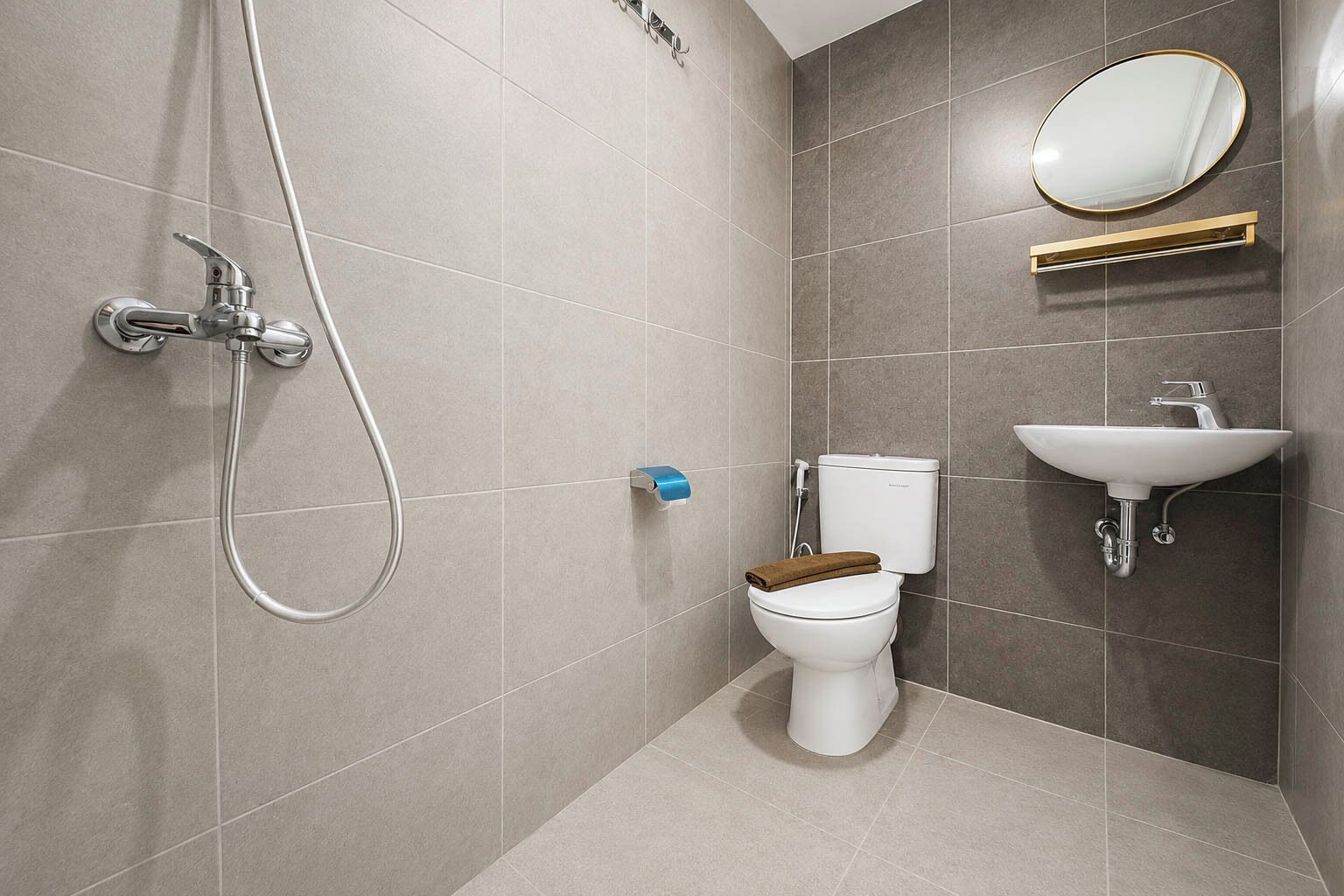 Un baño moderno con ducha, inodoro y lavamanos.