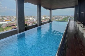 Outdoor pool - Nice Look Studio Apartment At Princeton Boutique Living (Medan)