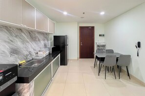 Private kitchen - Neat And Cozy 2Br At The Reiz Condominium Medan (Medan)