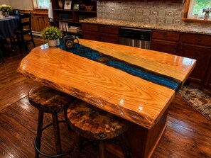 Dining - Cottage Springs- A Cozy Rustic Retreat (Moscow)