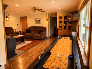 Games room - Cottage Springs- A Cozy Rustic Retreat (Moscow)