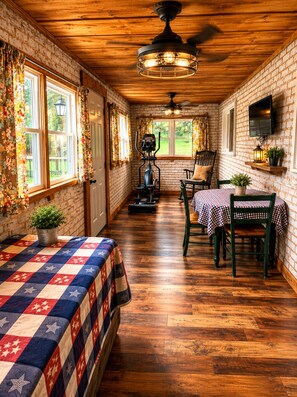 3 bedrooms, travel cot, free WiFi, bed sheets - Cottage Springs- A Cozy Rustic Retreat (Moscow)