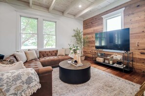 TV, offices - Hill Country Estate | Pool, Spa, Sleeps 24 (Fredericksburg)