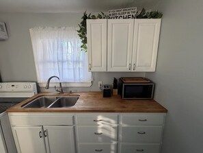 Private kitchen - Wonderful 2-bedroom house with AC in charming Galveston (Galveston)