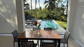 Vila, 2 quartos, para fumantes, piscina particular | Piscina | Piscina interna