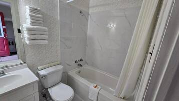 Double Room | Bathroom | Bathtub, free toiletries, soap, shampoo