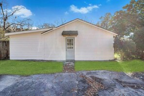 Exterior - 2bd/1ba Cottage * Renovated * Dogs Welcome (Savannah)