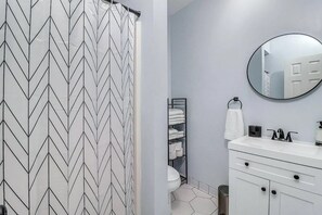 Bathroom - 2bd/1ba Cottage * Renovated * Dogs Welcome (Savannah)