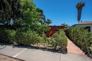 Property grounds - Walk to Beach & Bay - Dog Friendly - Pacific Beach (San Diego)