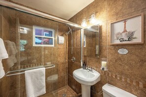 Bathroom - Walk to Beach & Bay - Dog Friendly - Pacific Beach (San Diego)