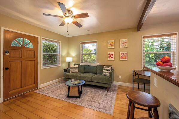Living area - Walk to Beach & Bay - Dog Friendly - Pacific Beach (San Diego)