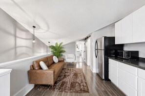 Living area - Walk to TQL | Music Hall Rooftop View | Fire Pit (Cincinnati)