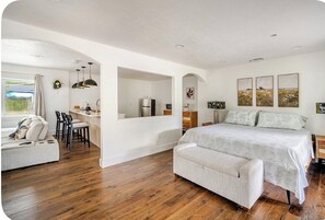 1 habitación, tabla de planchar con plancha, wifi y ropa de cama 