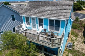 Outdoor dining - Sandy Tee: Soundside, Golf Course Views, Village at Nags Head Amenities (Nags Head)