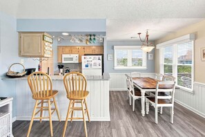 Dining - Sandy Tee: Soundside, Golf Course Views, Village at Nags Head Amenities (Nags Head)