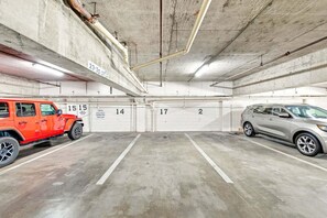 Eine mehrgeschossige Parkgarage mit Betonwänden und -böden, mit nummerierten Stellplätzen und einer klaren Decke.