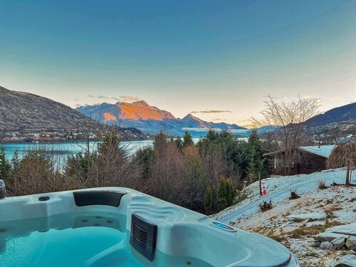 Elevated Frankton Chalet with Lake Views