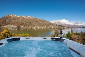 Outdoor spa tub - Elevated Frankton Chalet with Lake Views (Queenstown)