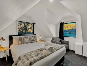 Room - Elevated Frankton Chalet with Lake Views (Queenstown)