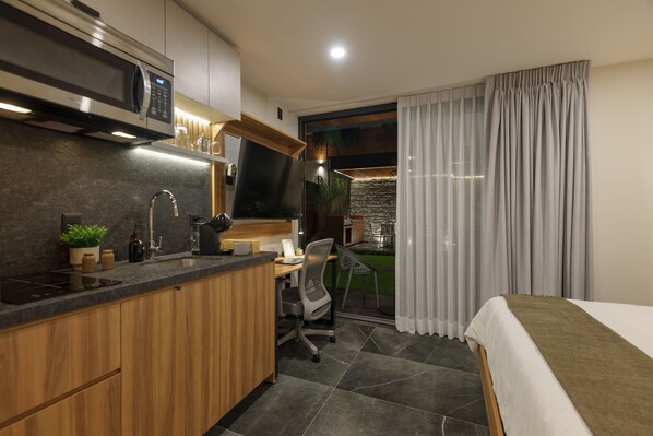 Suite estudio Premier, dormitorio mixto, vista al jardín | Sábanas de algodón egipcio, ropa de cama de alta calidad y edredón