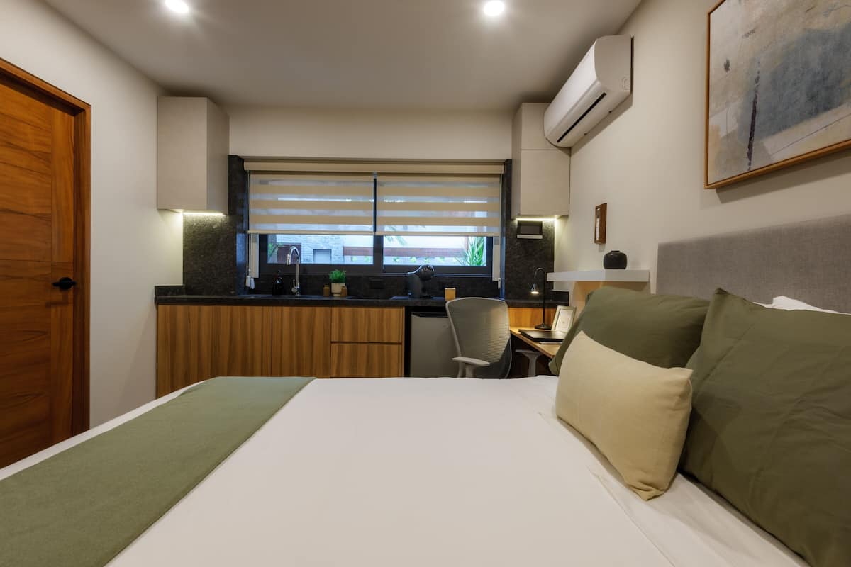 Luxury Studio Suite, Kitchen, Courtyard View
