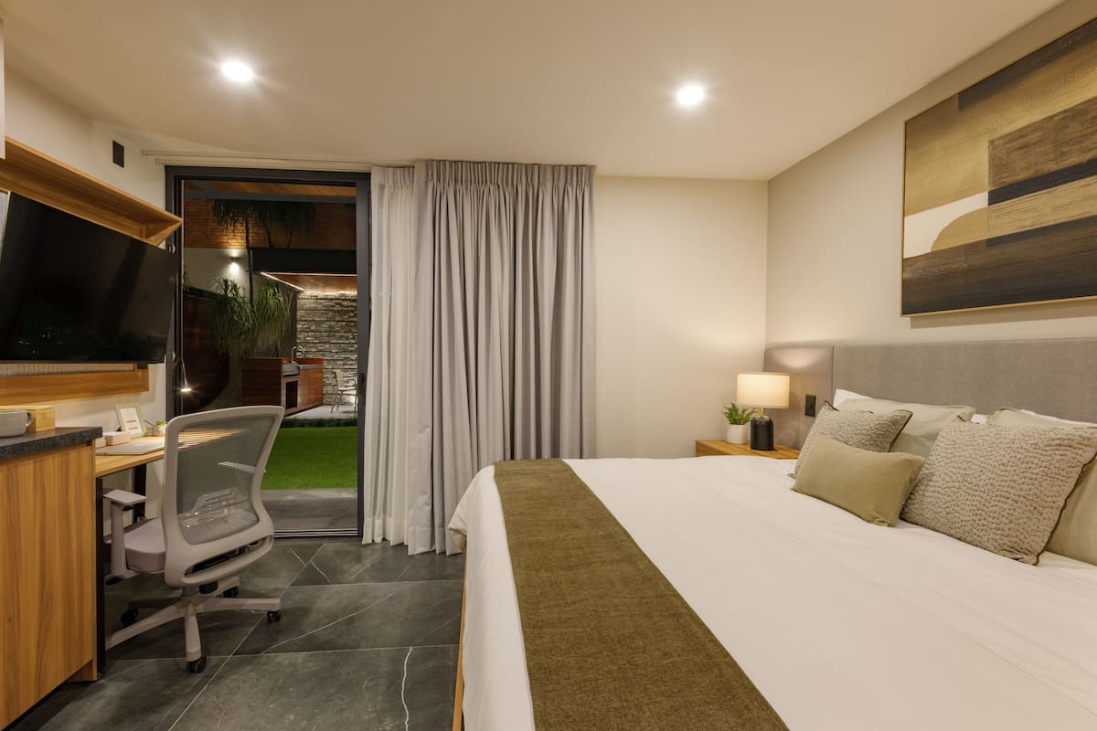 Premier Studio Suite, Mixed Dorm, Garden View