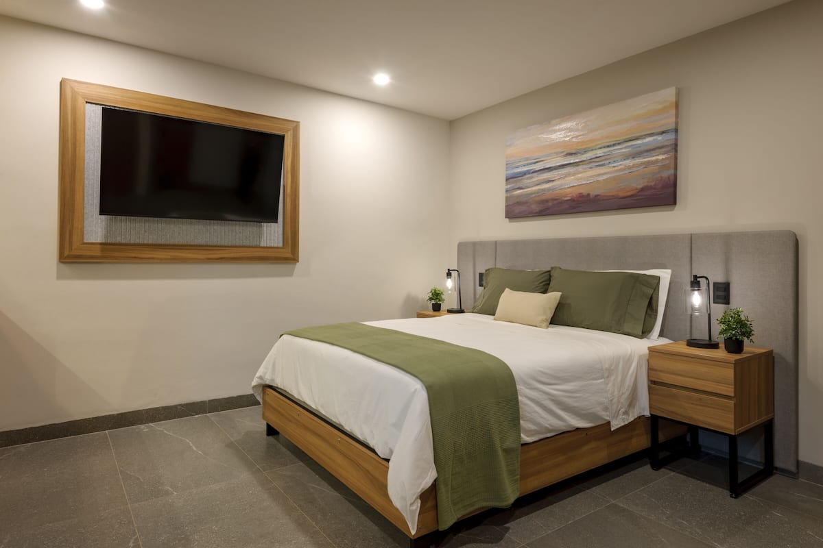 Luxury Suite, Kitchen, Garden View