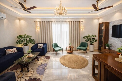 Charming 4-bedroom air conditioned bungalow with Pool in South Delhi