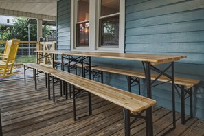 Outdoor dining - Walk to town 5BR Home, Sauna, Firepit, Movie room, Pet friendly with (Black Mountain)