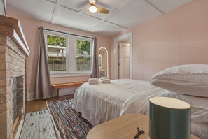 5 bedrooms, iron/ironing board, free WiFi, bed sheets - Walk to town 5BR Home, Sauna, Firepit, Movie room, Pet friendly with (Black Mountain)