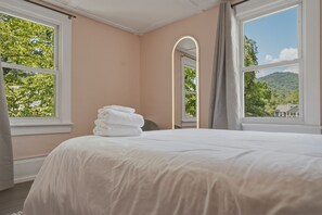 5 bedrooms, iron/ironing board, free WiFi, bed sheets