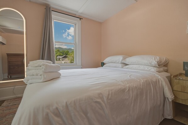 5 bedrooms, iron/ironing board, free WiFi, bed sheets