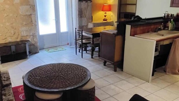 Une cuisine avec un coin repas, une lampe et une fenêtre.