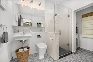 Douche, sèche-cheveux, serviettes fournies, savon