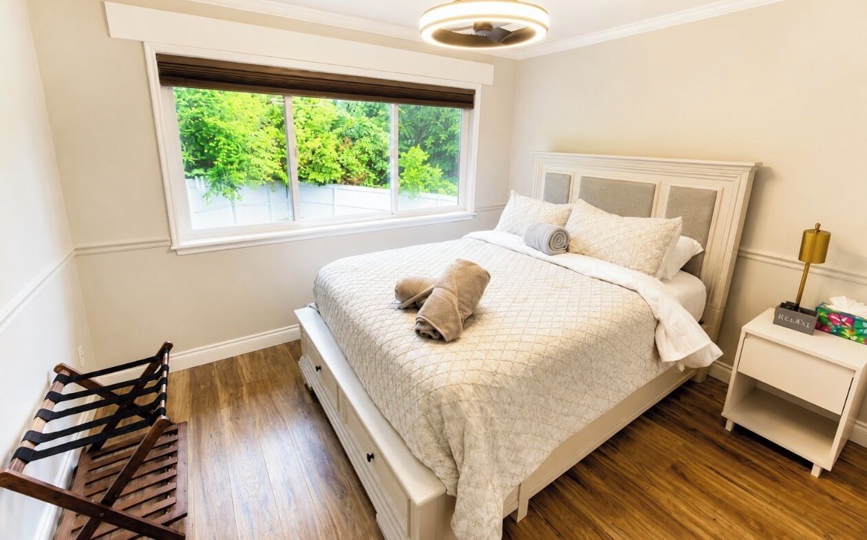 Tabla de planchar con plancha, wifi y ropa de cama 