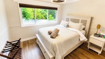Tabla de planchar con plancha, wifi y ropa de cama