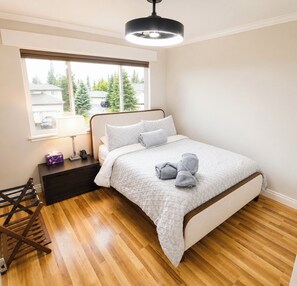 5 bedrooms, iron/ironing board, WiFi, bed sheets