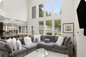 Living area - Spacious 5-Bedroom Anchorage Escape with Stunning Views (Anchorage)