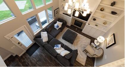 Anchorage Retreat w/ Mountain Views: Deck, Grill, 5BR/4BA, 2 Media Rooms