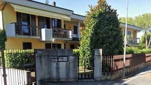 A residential building with a gated entrance, a balcony, and a satellite dish. - Welcome to our vacation home, "Azzurro Garda🩵," in Sirmione! (Sirmione)