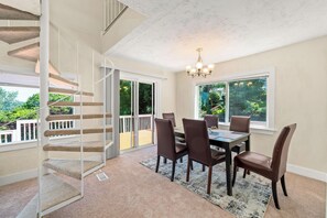 A dining area with a table, chairs, and a chandelier. - Private 4BR • Free Parking • Near Airport & Seattle (Tukwila)