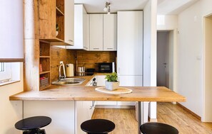 Fridge, microwave, oven, cookware/dishes/utensils - Stunning apartment in Stinjan (Stinjan)