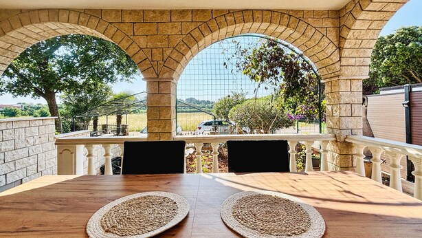 Outdoor dining - Stunning apartment in Stinjan (Stinjan)