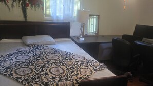 A room with a bed, a desk, a chair, a lamp, and a window with blinds. - Cozy bedroom for rent in pleasant Decatur with amenities. Rent both or single (Decatur)
