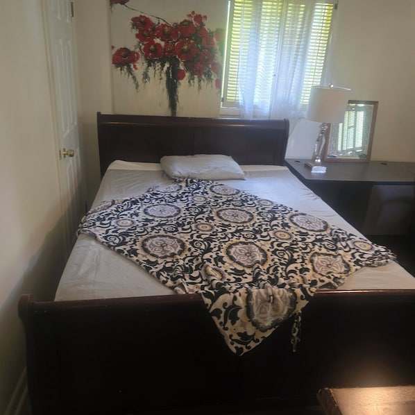 Iron/ironing board, WiFi, bed sheets