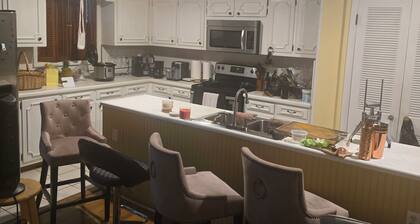 Cozy single bedroom for rent in pleasant Decatur with amenities.