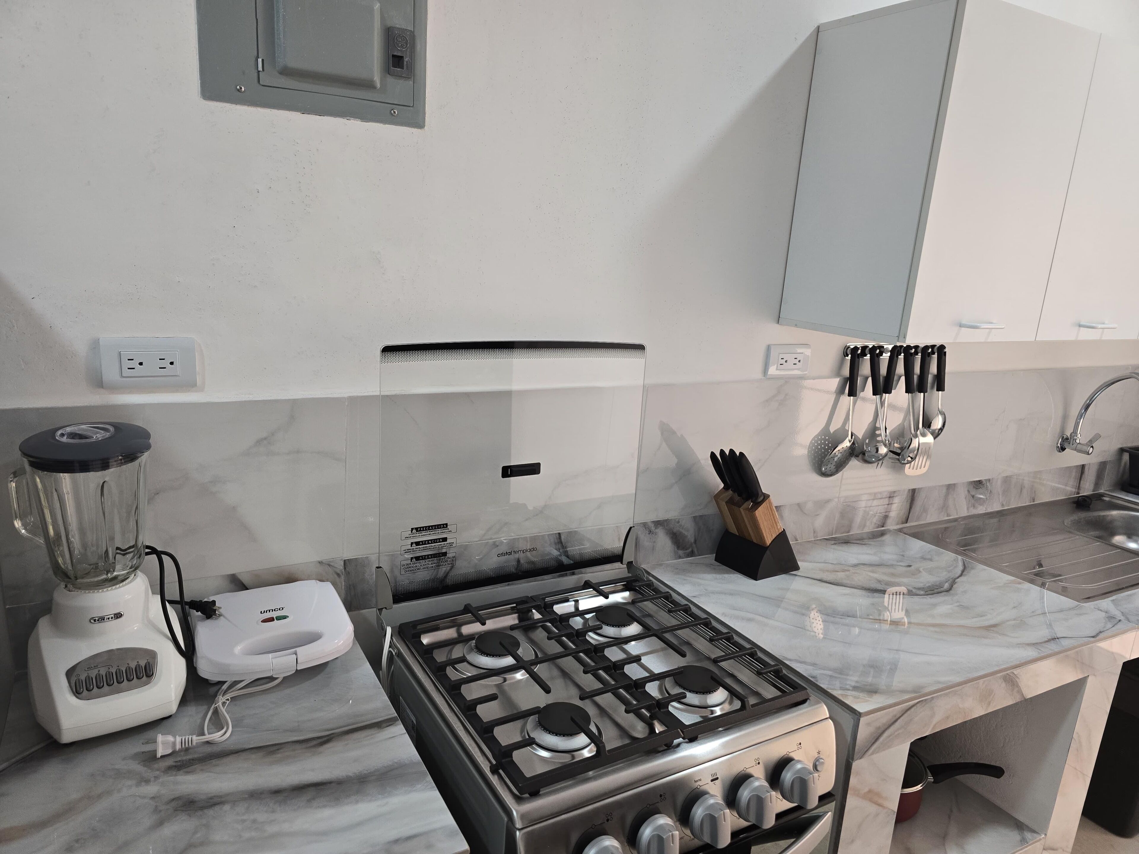 Kühlschrank, Ofen, Wasserkocher mit Kaffee-/Teezubehör, Toaster